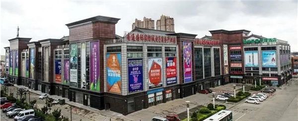 南通市政府相關(guān)部門在海門疊石橋市場區(qū)域進(jìn)行實(shí)地調(diào)研
